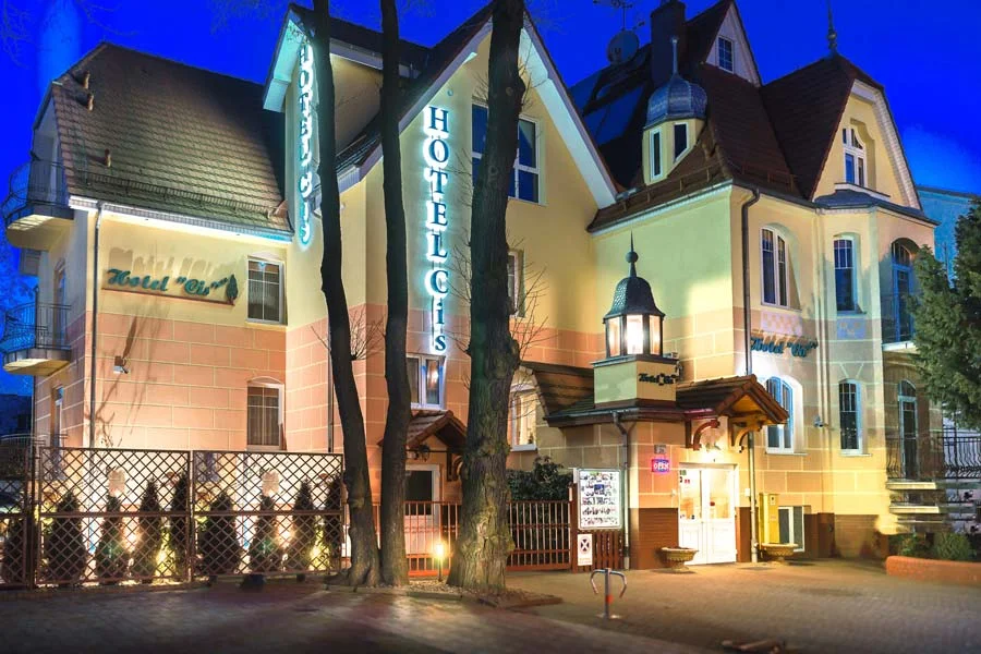 hotel-cis-po-zmroku-od-frontu
