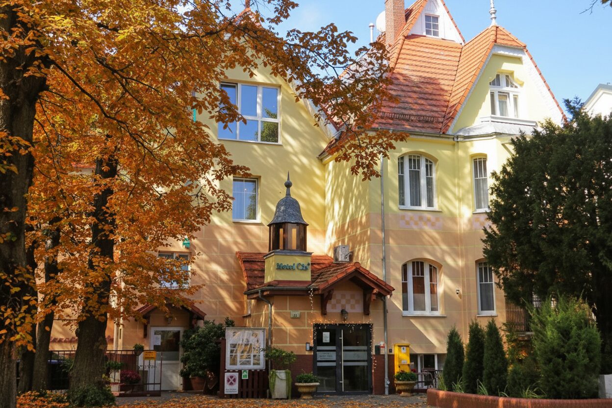 Hotel Cis w jesiennej aurze - widok z zewnątrz